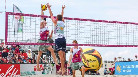 Beachvolleyballer auf einem Sandfeld am Strand von St. Peter-Ording.