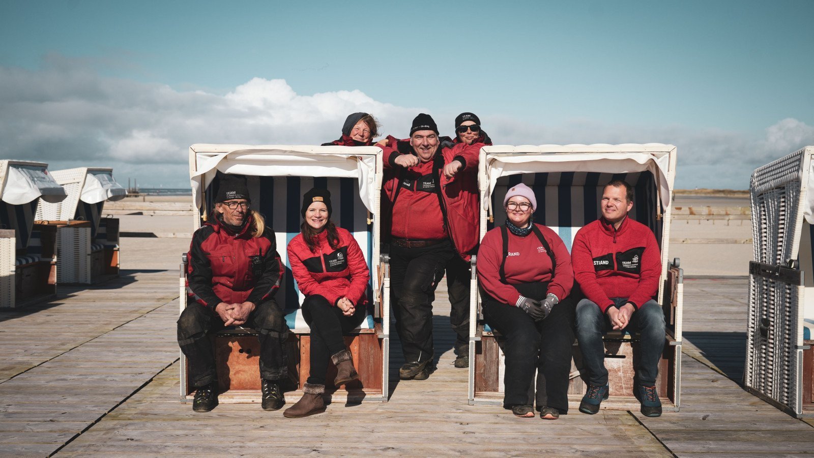 Saisoneröffnung in St. Peter-Ording. Die ersten Strandkörbe wurden auf die Podeste gestellt. Das Strandteam der Tourismus-Zentrale St. Peter-Ording