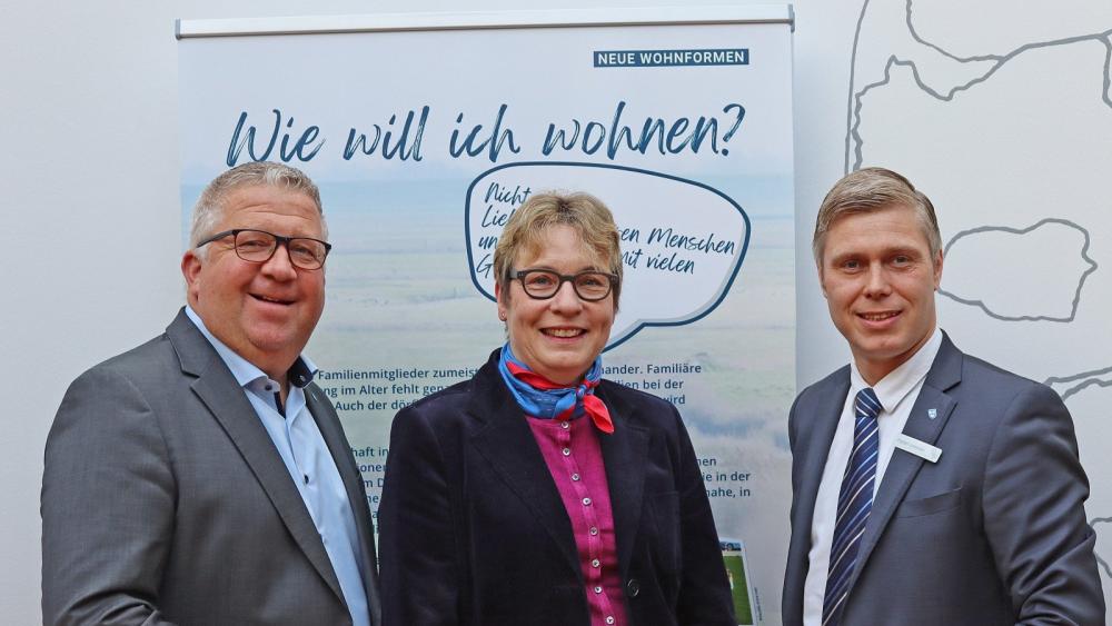 Mehrere Perosnen stehen vor einem Aufstelle auf dem 