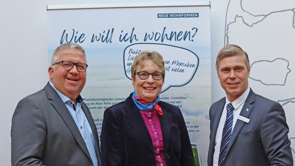 Mehrere Perosnen stehen vor einem Aufstelle auf dem 