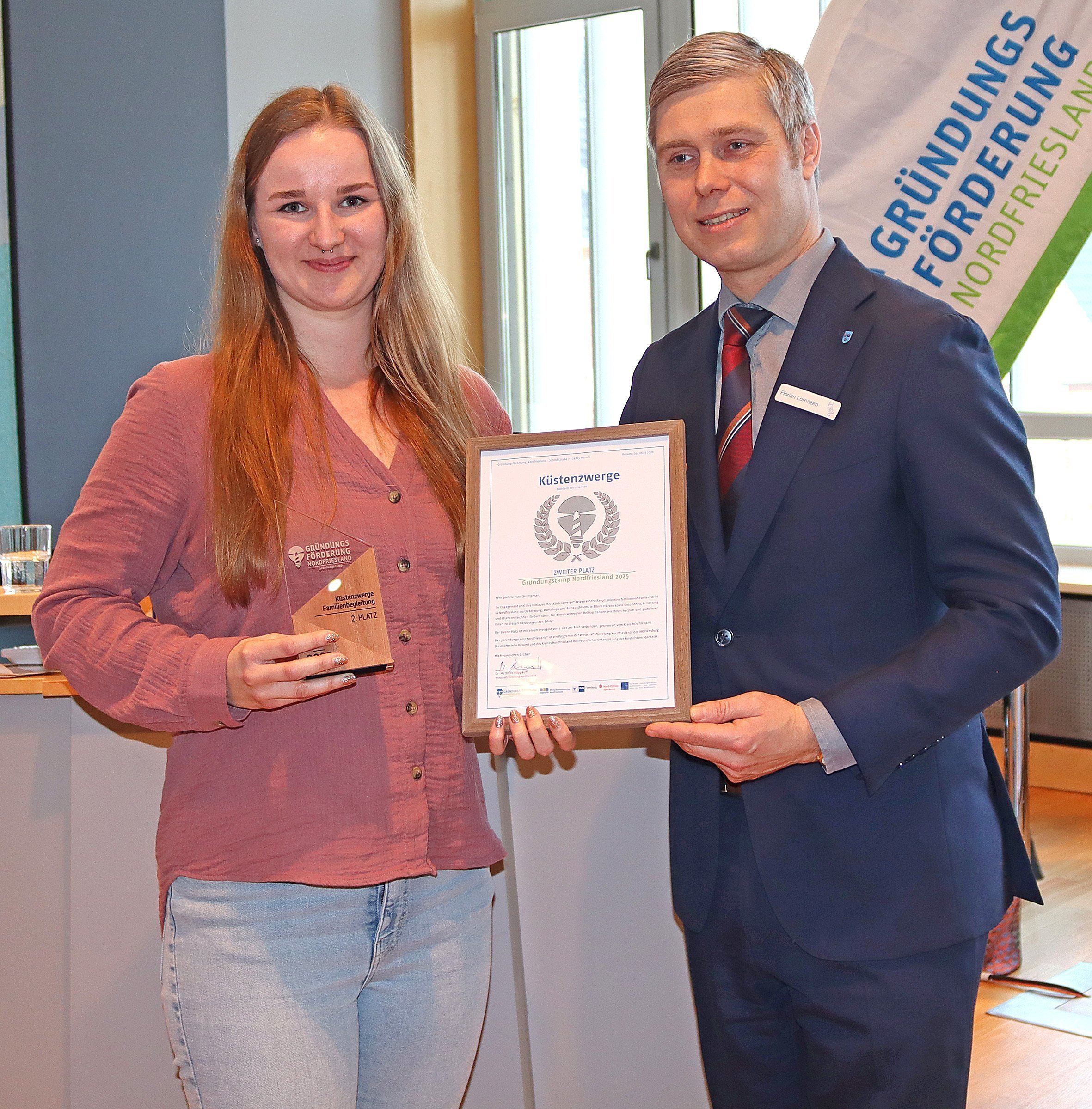 Kathleen Christiansen und Landrat Lorenzen