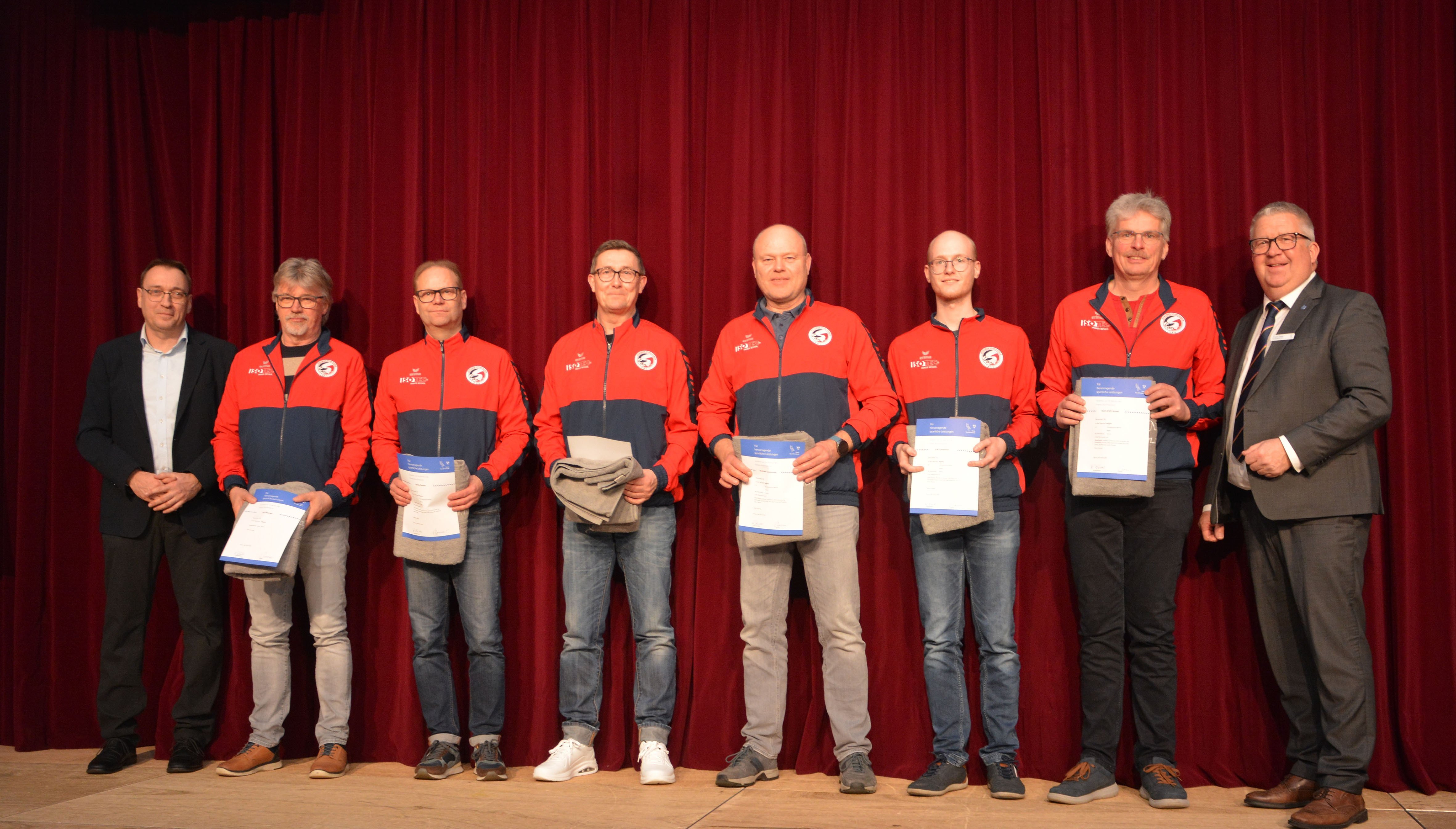 KSV-Vorsitzender Matthias Hansen (l.) und Kreispräsident Frank Zahel (r.) mit den geehrten Keglern des Husumer Sportvereins.