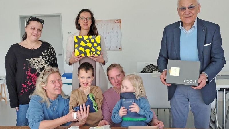 Rotarier spenden Familien Kinderschuhe