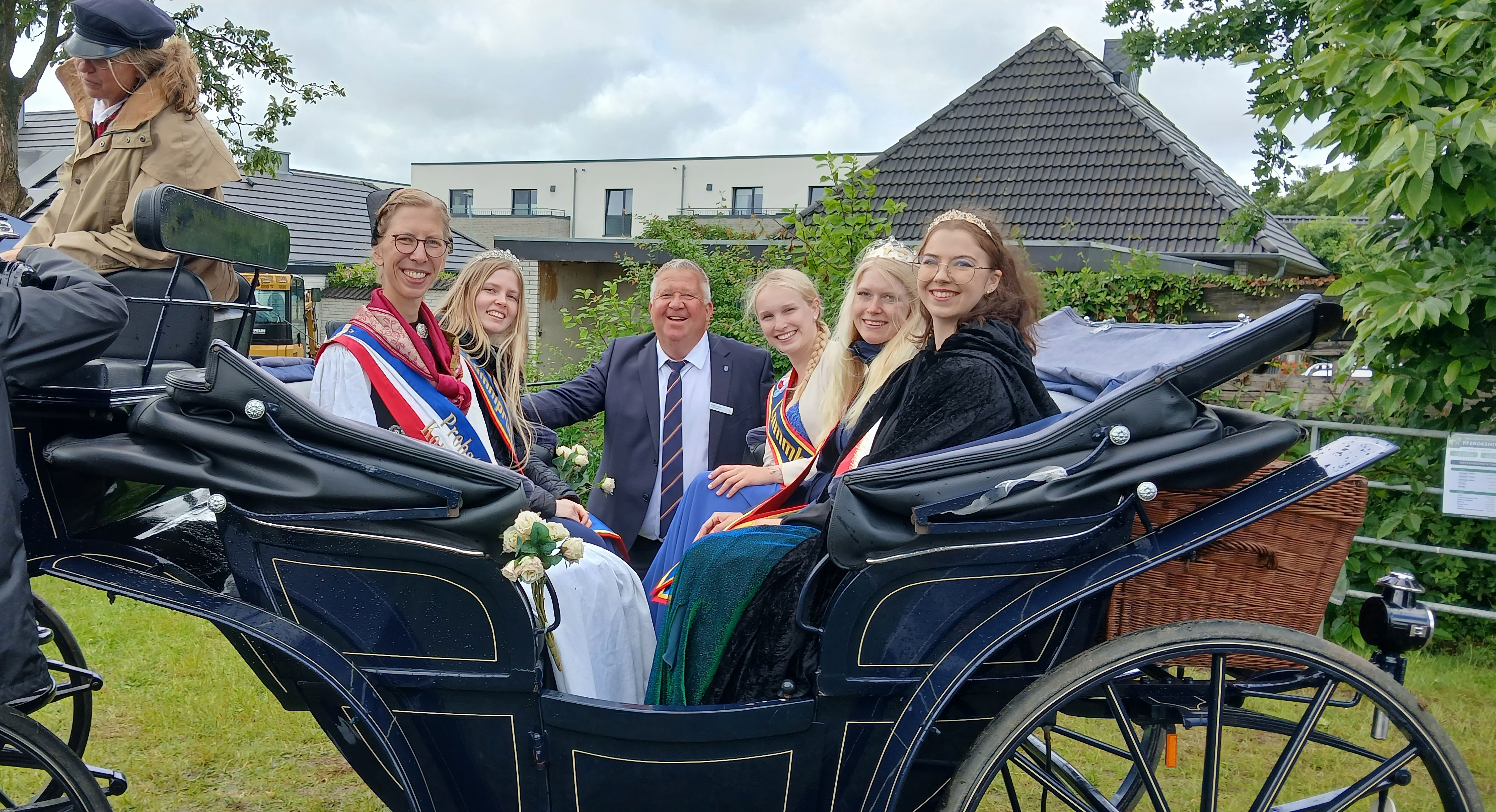 Gemeinsam auf dem Bauernmarkt unterwegs: v. l. Probsteier Kornkönigin Henrike Bleck, Lammprinzessin 2026/27 Nele Thomsen, Kreispräsident Frank Zahel, Lammkönigin 2025/26 Emma Ingwersen, Lammkönigin 2026/27 Sarah Thomsen und Hohenlockstedter Pellkartoffelprinzessin Bente Müller.