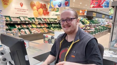 Tristan Rüttinger in Tönning begeistert die Kunden mit ein wenig Artistik