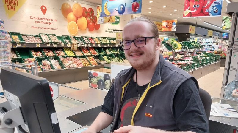 Tristan Rüttinger in Tönning begeistert die Kunden mit ein wenig Artistik