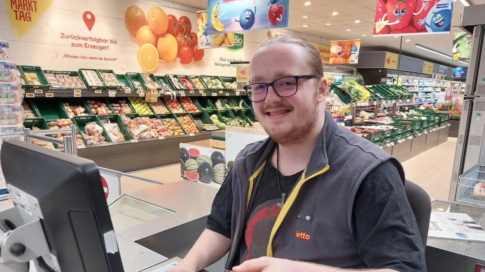 Tristan Rüttinger in Tönning begeistert die Kunden mit ein wenig Artistik