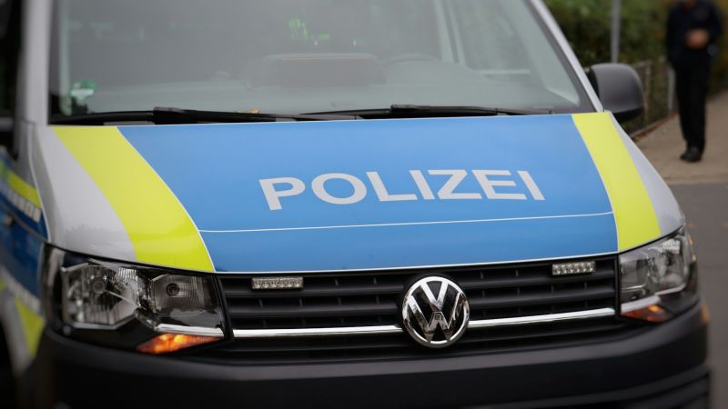 Ein geparktes Polizeifahrzeug.