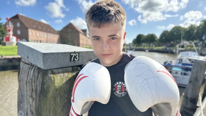 Ayman Jaber in Tönning am Hafen mit Boxhandschuhen.