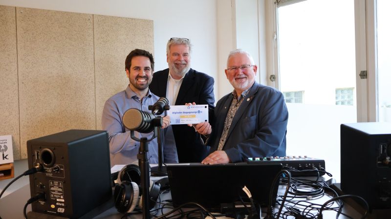 Drei Männer in einem Studio
