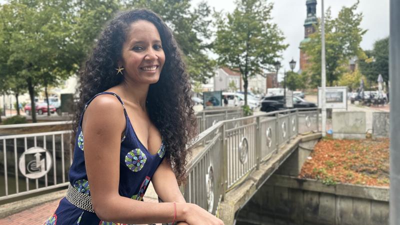 Diana Gerwig Rocha Monteiro auf lehnt an ein Brückengeländer in Tönning