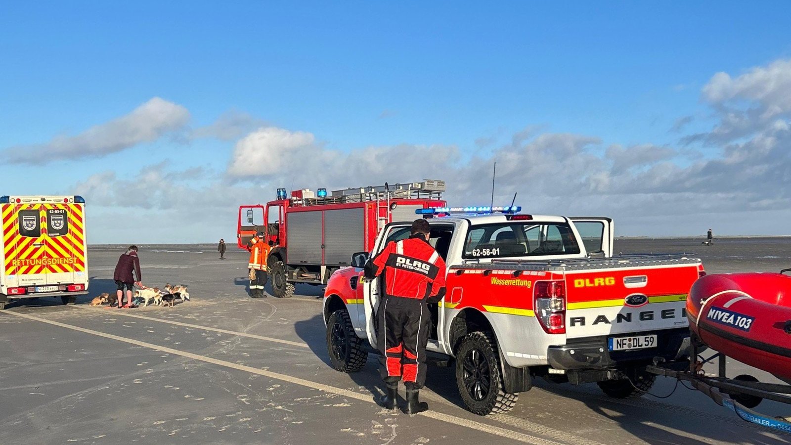 DLRG, Feuerwehr, Rettungsdienst und Polizei alarmiert