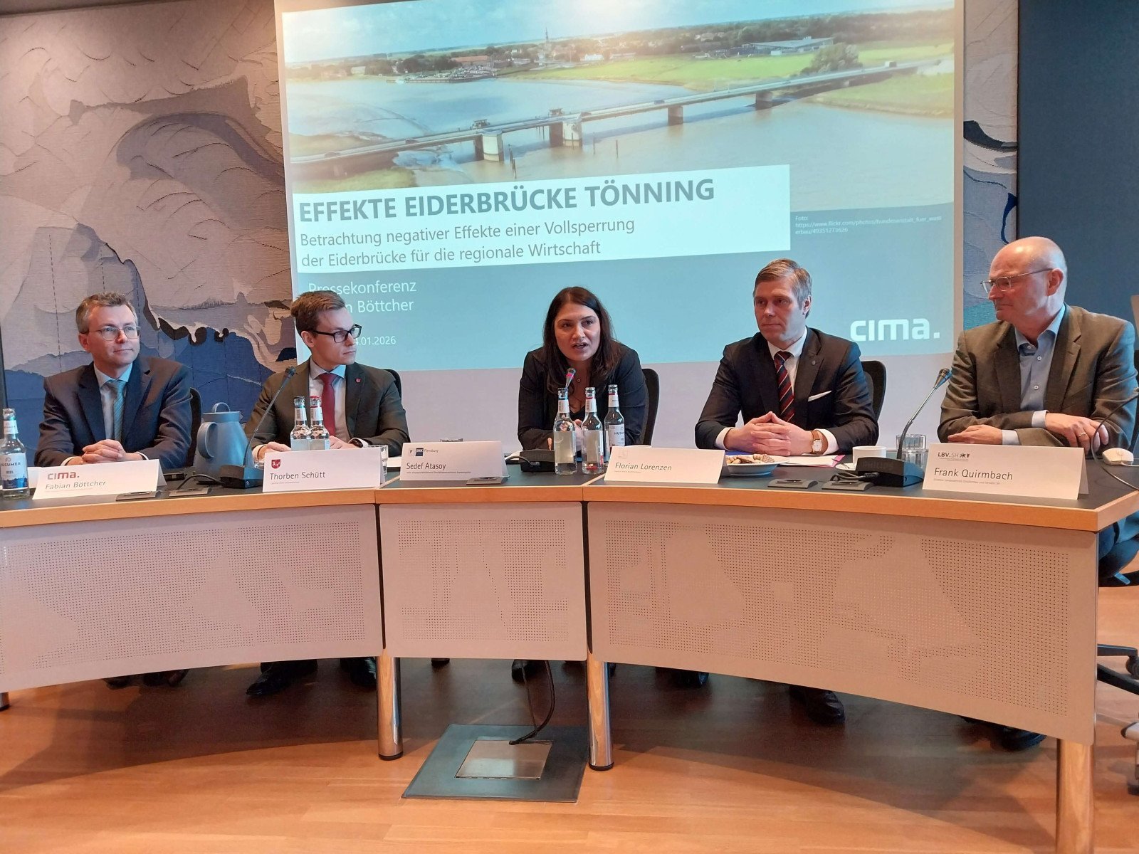 Fabian Böttcher (Cima-Gutachter), Thorben Schütt (Landrat von Dithmarschen), Sedef Atasoy (IHK), Florian Lorenzen (Landrat von Nordfriesland) und Frank Quirmbach (Direktor des Landesbetriebs für Verkehr).