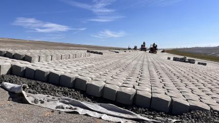 Betonelemente auf einer Deichanlage am Eidersperrwerk bei Tönning.