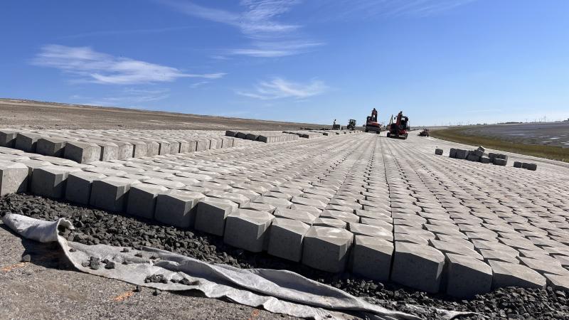 Betonelemente auf einer Deichanlage am Eidersperrwerk bei Tönning.