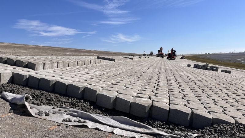 Betonelemente auf einer Deichanlage am Eidersperrwerk bei Tönning.