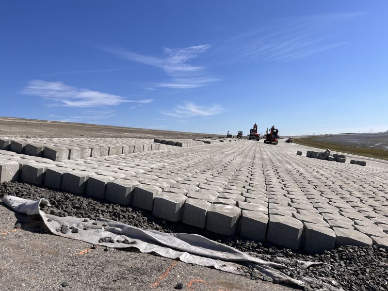 Betonelemente auf einer Deichanlage am Eidersperrwerk bei Tönning.