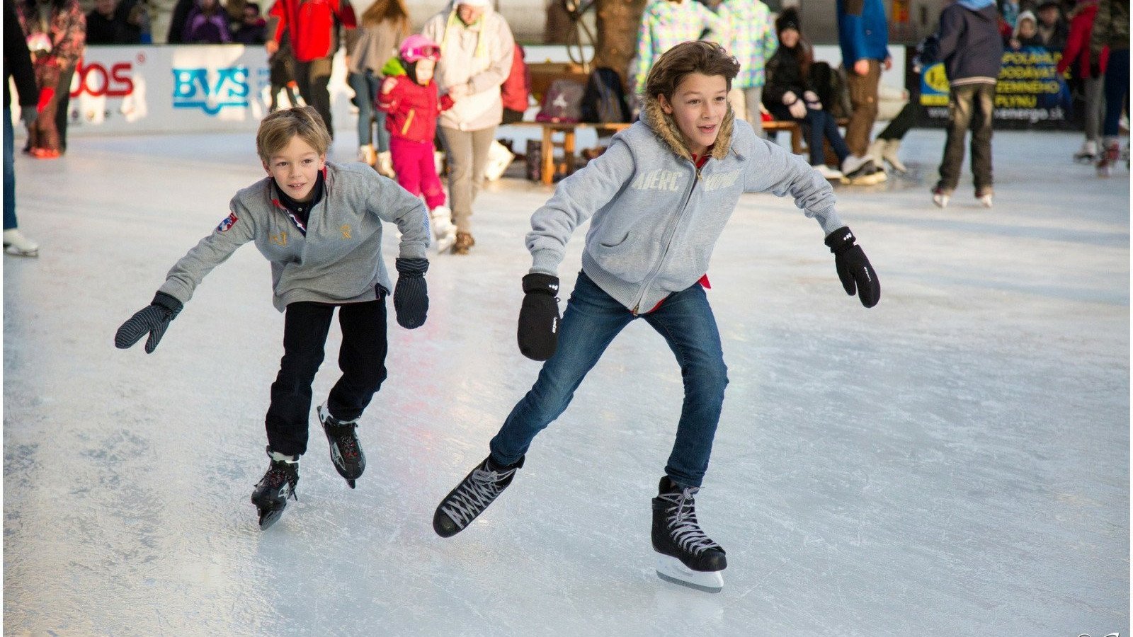 St. Peter-Ording: Eislaufbahn und Budenzauber