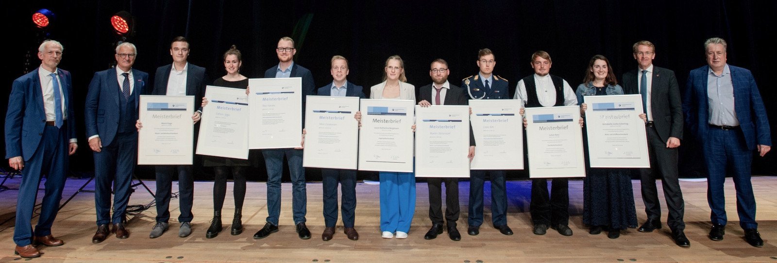 Die Prüfungsbesten: Ministerpräsident Daniel Günther (re.) überreichte auch Marten Röckendorf (5. v. r.) einen Meisterbrief.