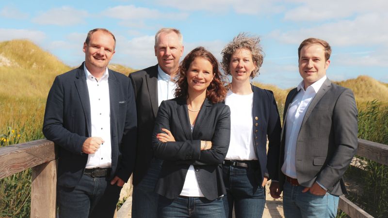 Menschen stehen in den Salzdünen von St. Peter-Ording