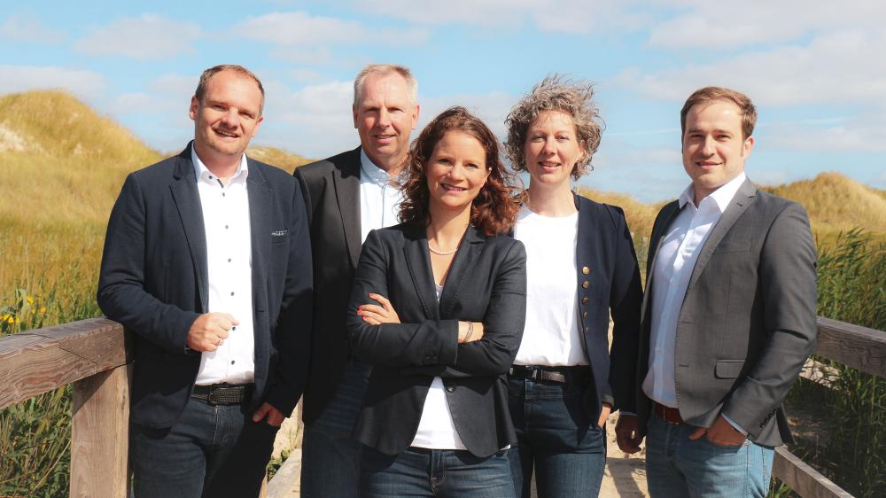 Menschen stehen in den Salzdünen von St. Peter-Ording