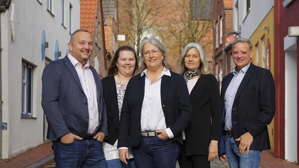 Eine Gruppe aus fünf Menschen steht in der Gardinger Fischerstraße.