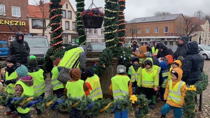 Kinder in Warnwesten auf dem Marktplatz in Tönning