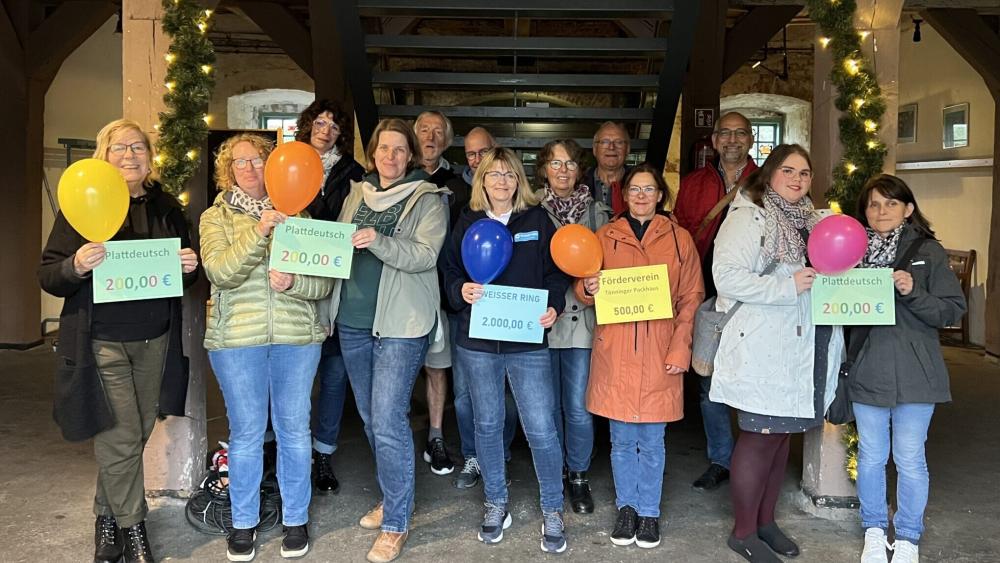 Mondscheinkino-Team übergibt Spenden