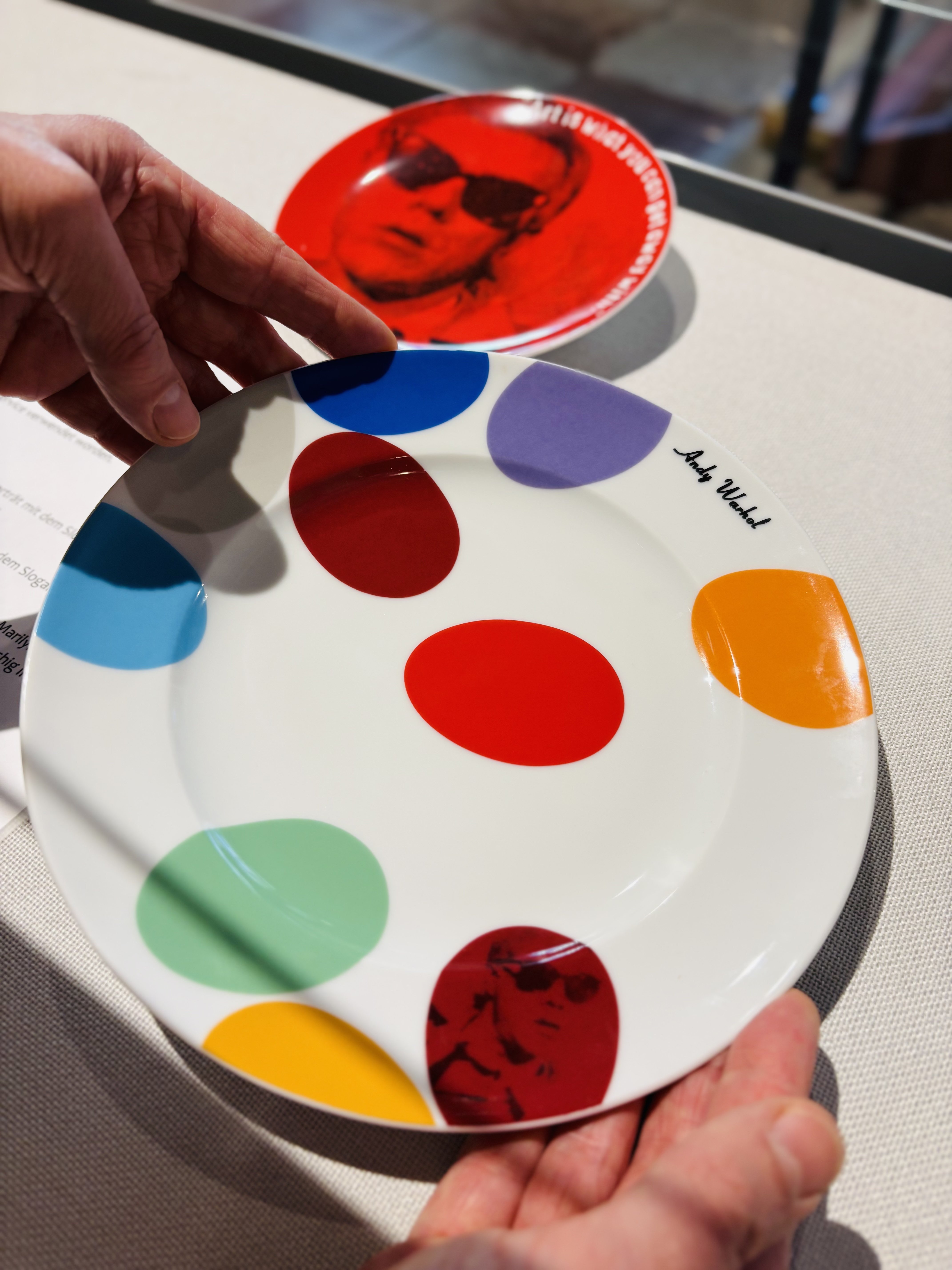 Die in St. Peter-Ording gezeigten Stücke stammen aus der „Andy-Warhol-Rosenthal-Studioline“.