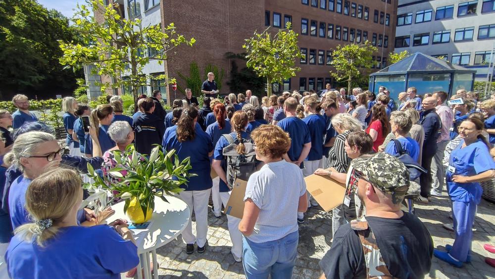 Belegschaft vor dem Kinikum Nordfriesland