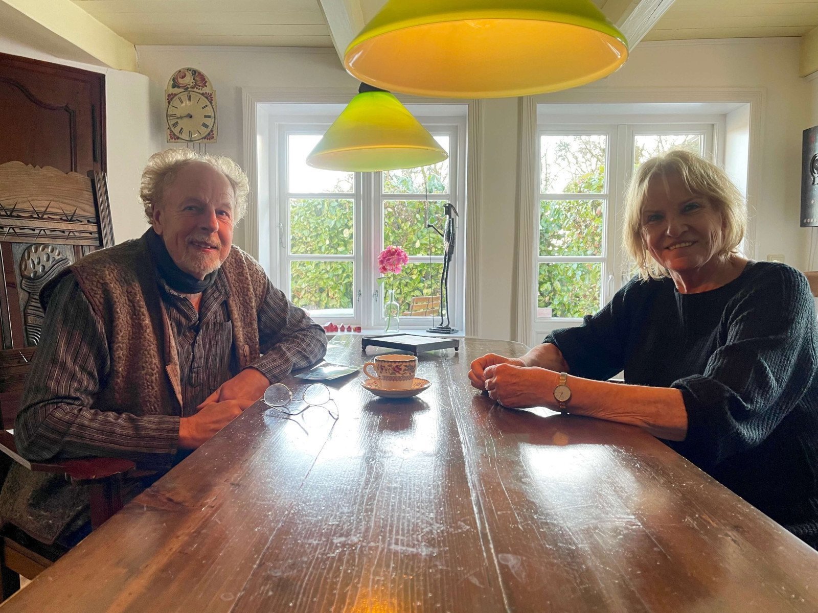 Wolfgang Jansen und Ille Conze am antiken Klostertisch im Wohnzimmer.