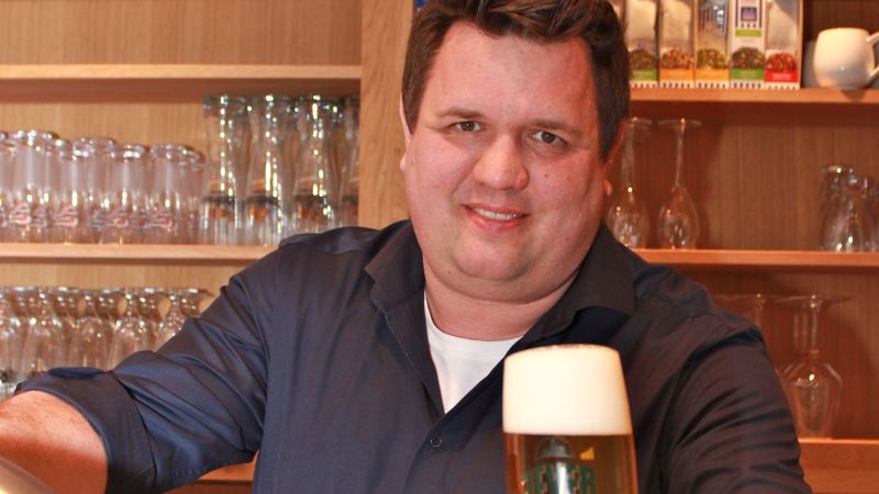 Kölsche Jung hinterm Deich