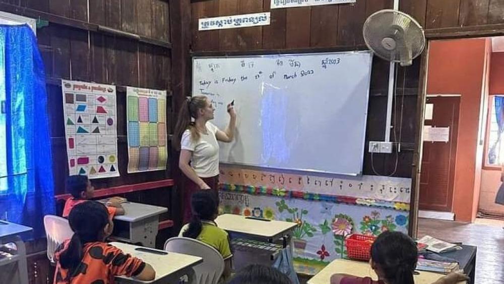 Eine Frau steht vor einer Tafel