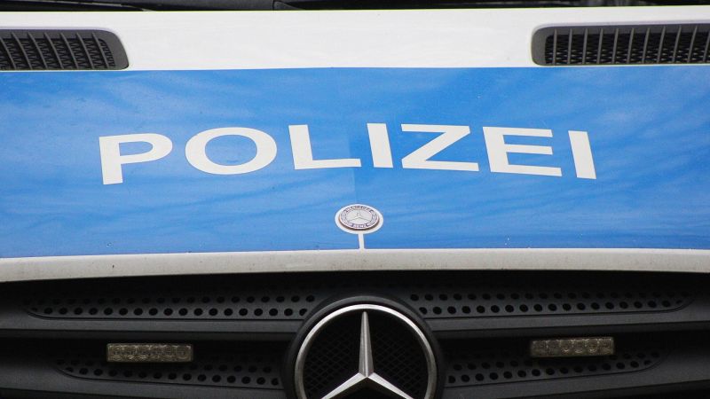 Motorhaube mit Aufschrift POLIZEI.
