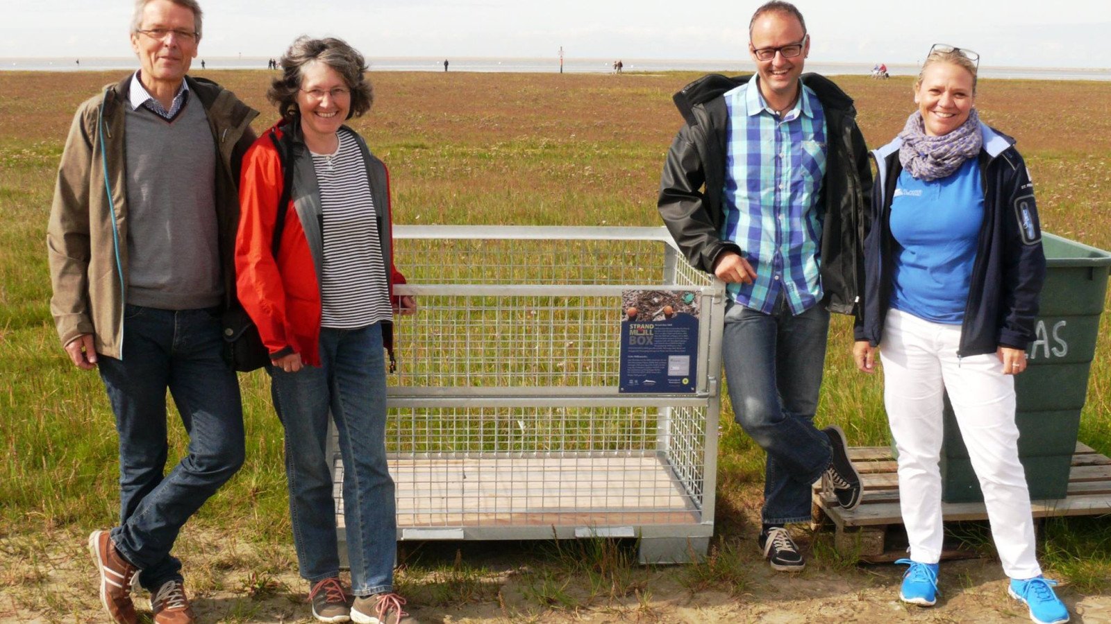 Edeka Johst kooperiert mit dem Nationalpark: Strandmüllboxen für St. Peter