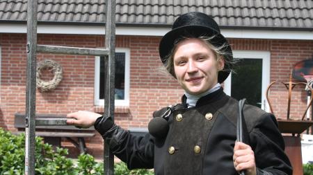 Eine Frau in schwarzer Kleidung.