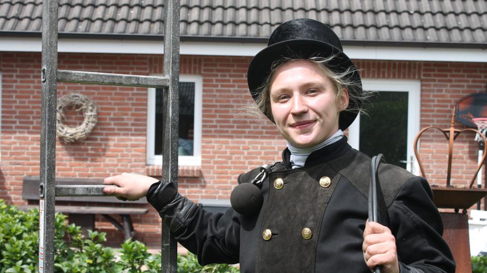 Eine Frau in schwarzer Kleidung.