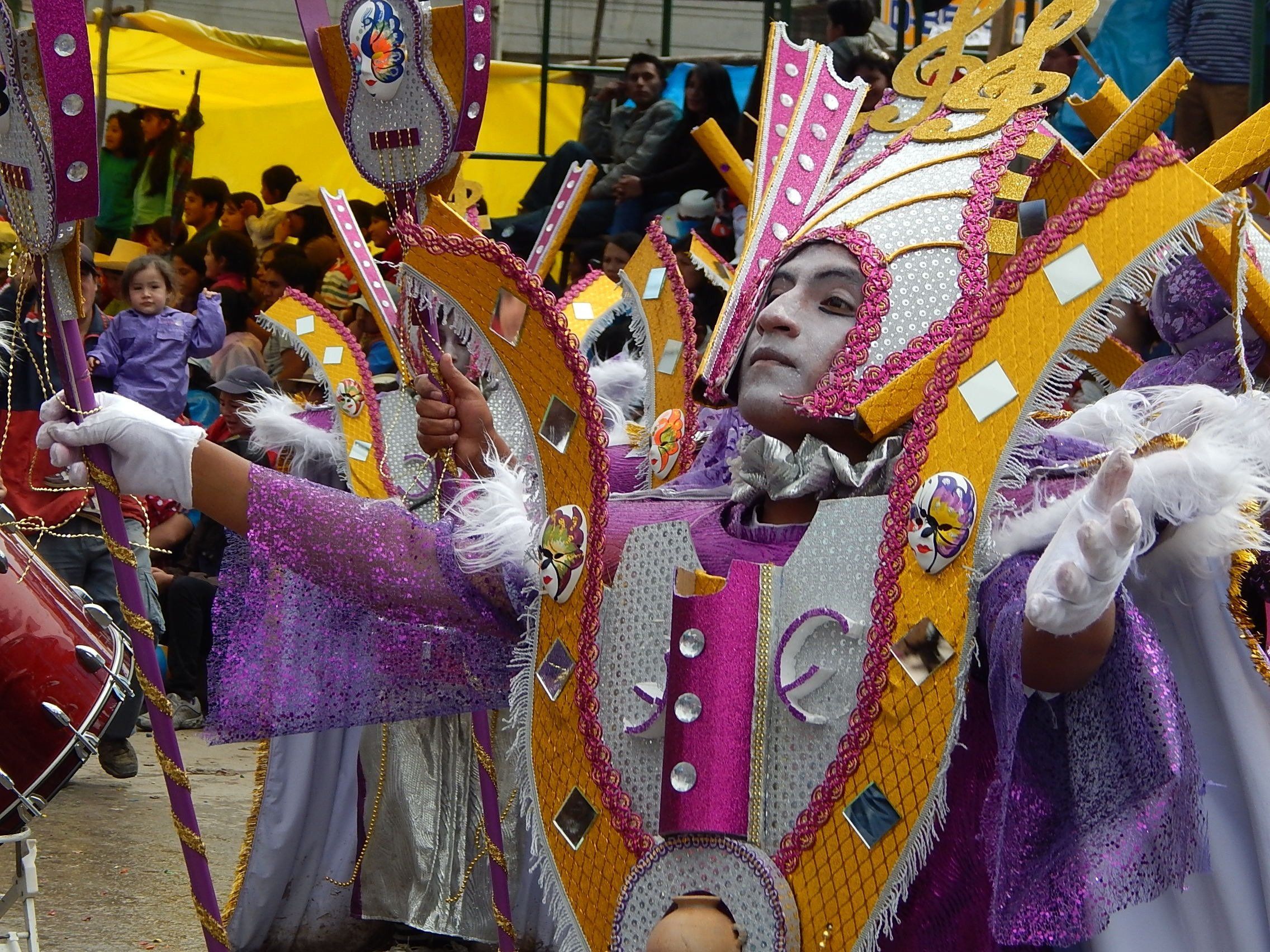 Bunt ist es beim jährlichen Karneval in Cajamarca, Peru. Hier im Jahr 2014.
