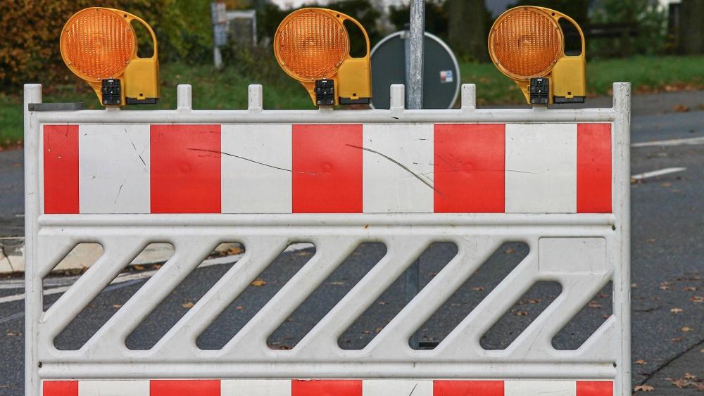 Baustellenbake auf einer Straße