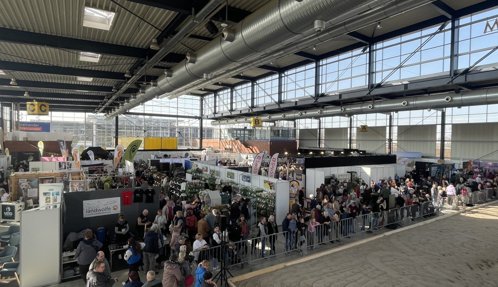 Die Messe ist gut besucht.