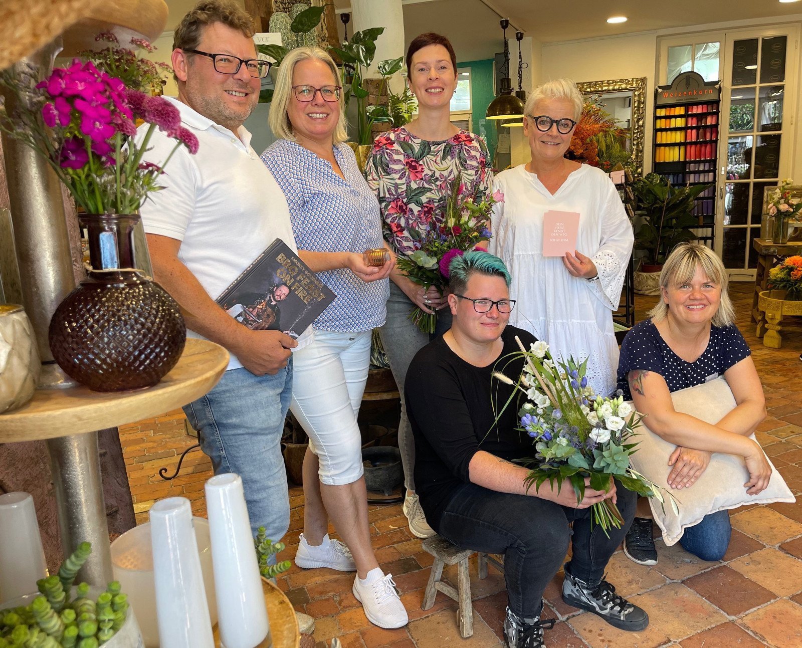 Sie stehen für die schönen Dinge des Lebens: Marton Nagy, Birgitt Vergin, Jennifer Ott und Dorit Beckmann (hintere Reihe von links). Sandra Schlüter (vorne links) und Heike Gergolla.