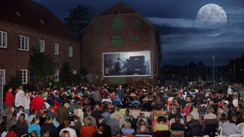Idyllische Kino-Nacht am Hafen