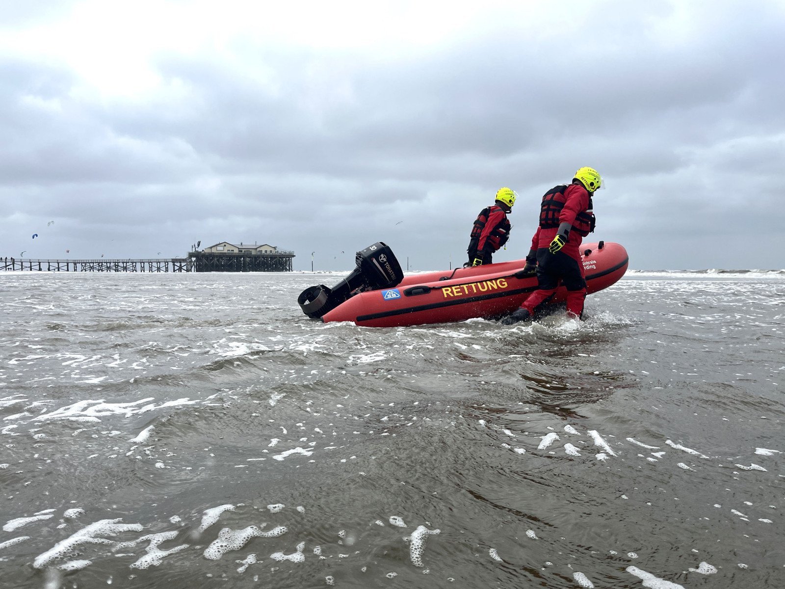 Motorrettungsboot und zwei Rettungskräfte Tourismus-Zentrale St. Peter-Ording
