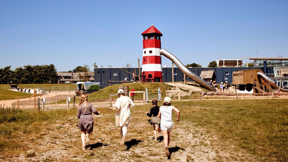 Kinder rennen in Richtung Multimar Wattforum.