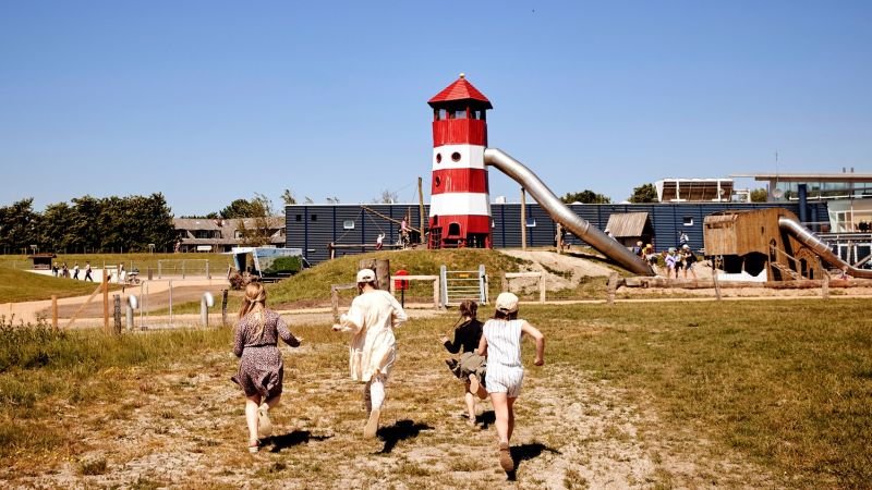Kinder rennen in Richtung Multimar Wattforum.