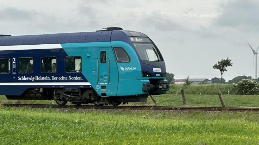 Ein Nordbahnzug auf der Marschbahnstrecke.