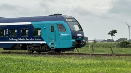 Ein Nordbahnzug auf der Marschbahnstrecke.