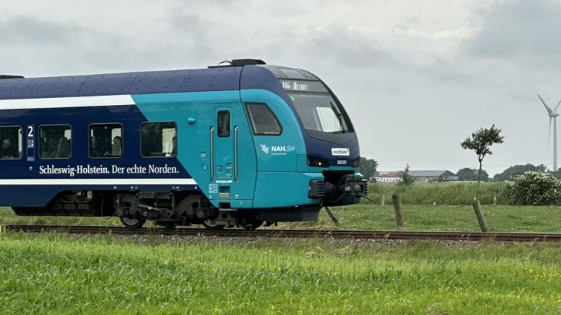 Ein Nordbahnzug auf der Marschbahnstrecke.
