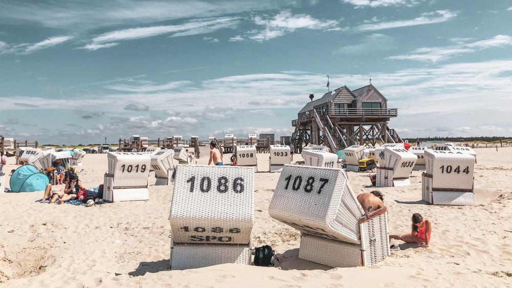 Strandkörbe am Sandstrand in St. Peter-Ording.
