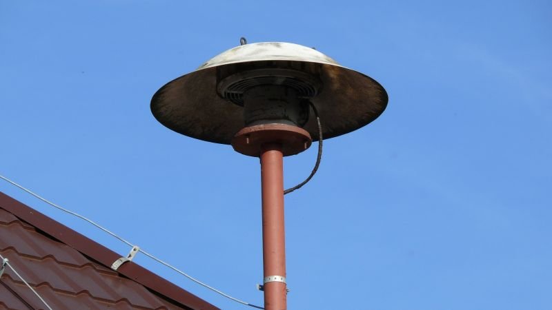 Eine Warnsirene aufgebaut auf einem braunen Dach.